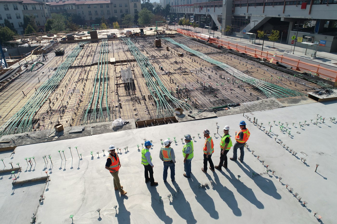 Equipo de obra revisando una plataforma de construcción