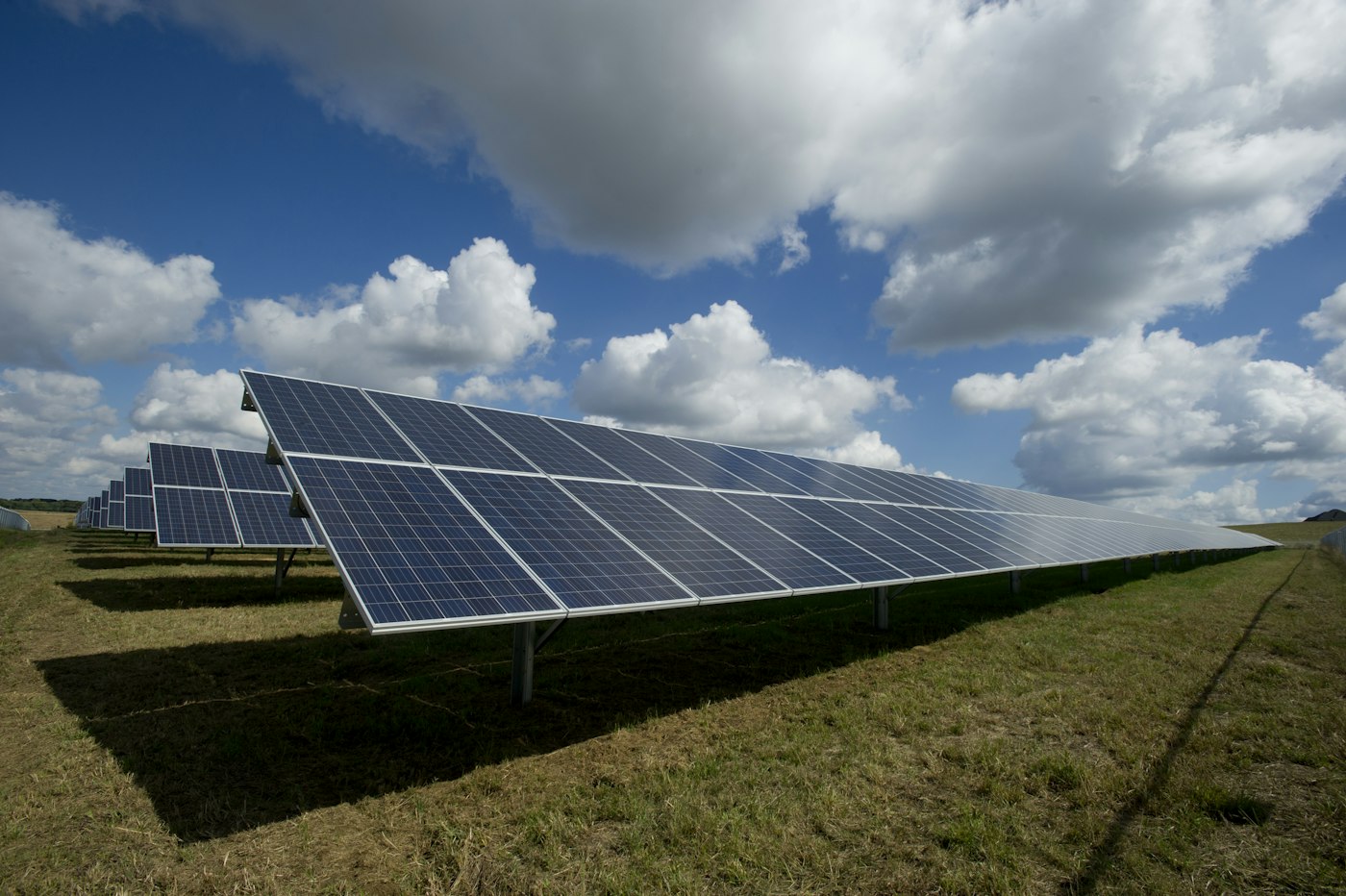 Filas de paneles en el parque solar Santo Espíritu